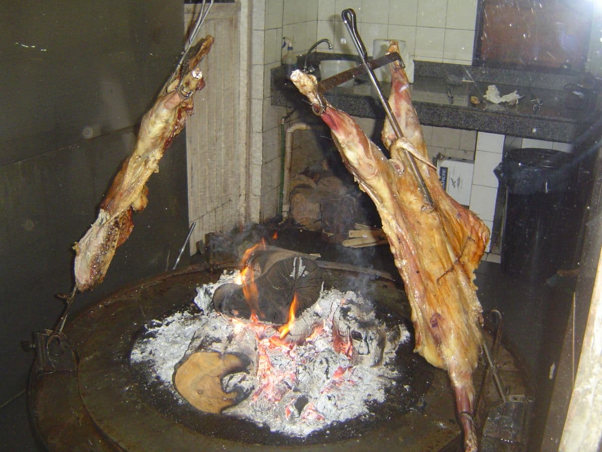 コルデロ・パタゴニコ（パタゴニア風仔羊の丸焼き）