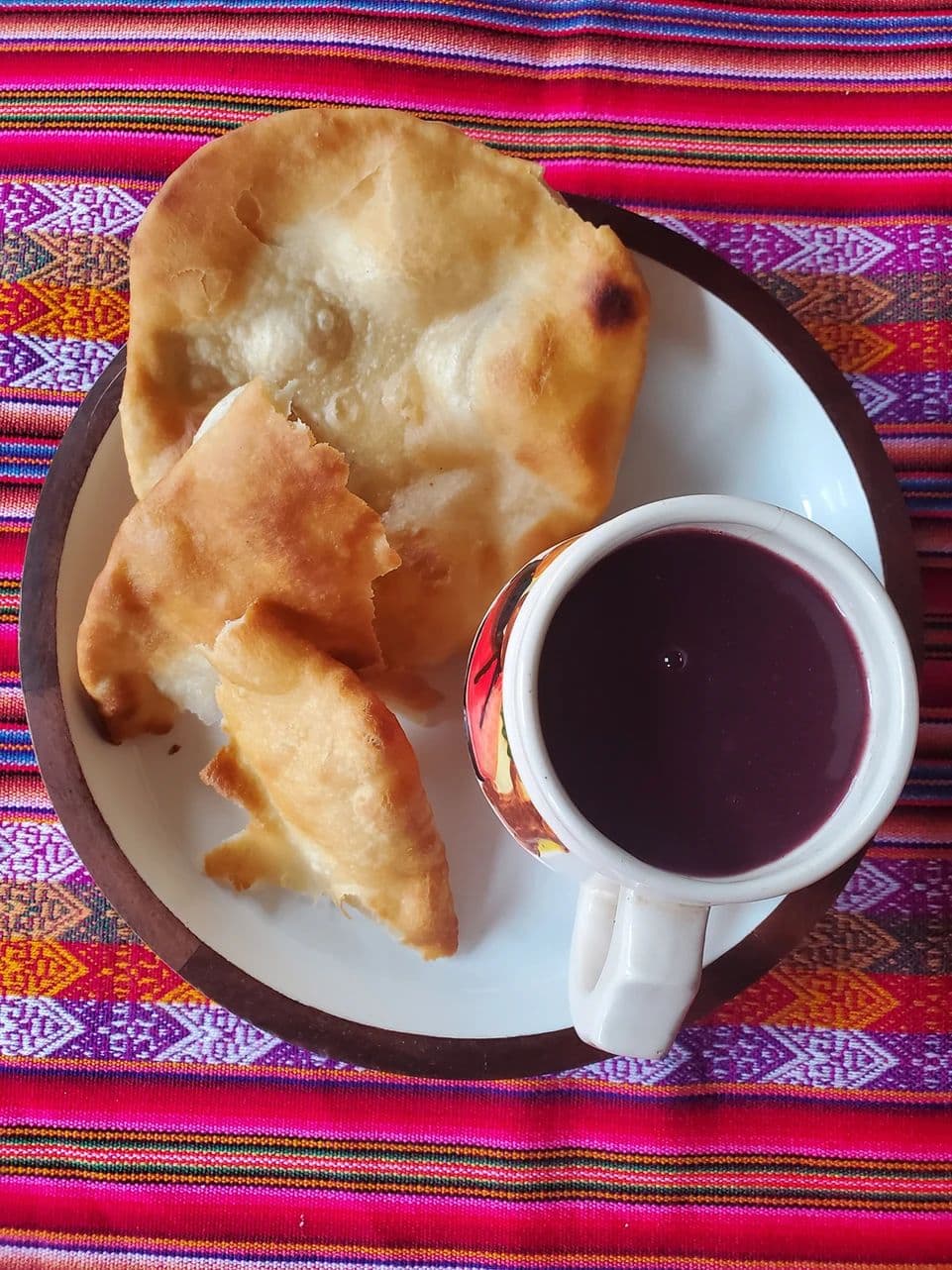 アピ・コン・パステル（紫トウモロコシの温かい飲み物とチーズパステル）