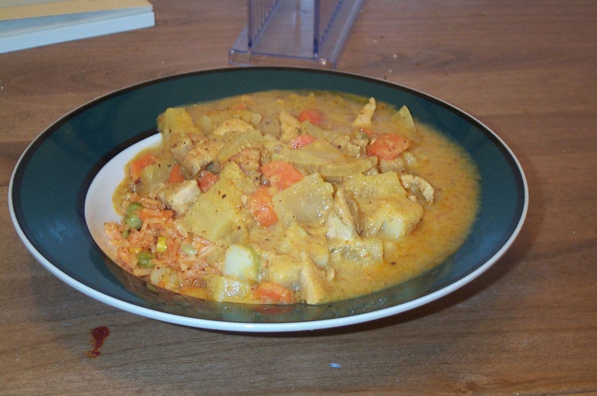 カリー・サッモアン（チキンレッドカレー）