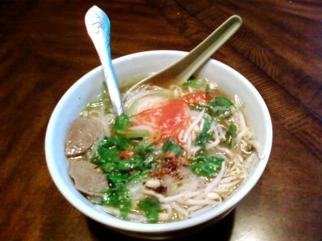 クイティウ（カンボジア風米麺スープ）