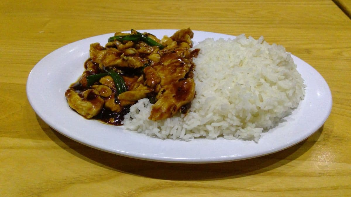 ブーダータイ・フーラグ（肉入り炒めご飯）