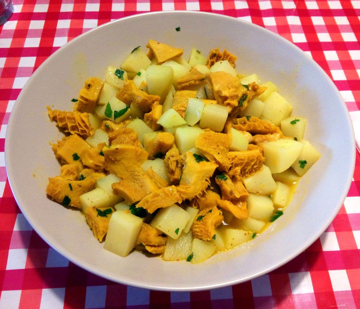 カウカウ（牛モツとジャガイモのターメリック煮）