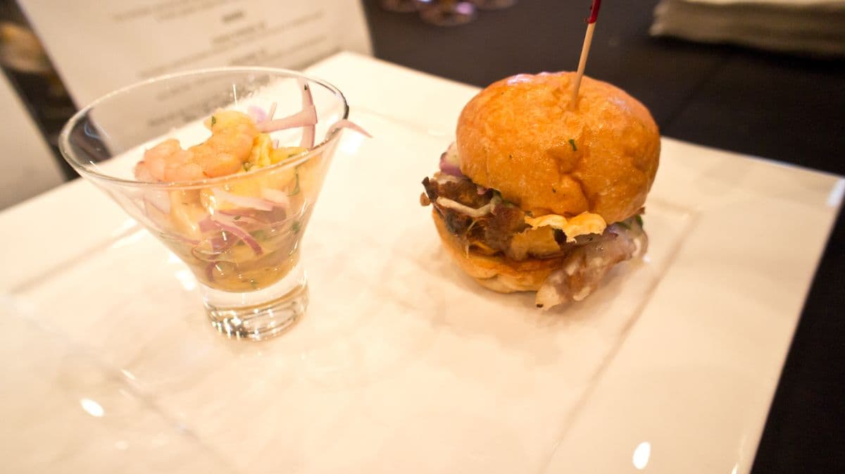 パン・コン・チチャロン（豚バラの揚げ焼きサンド）