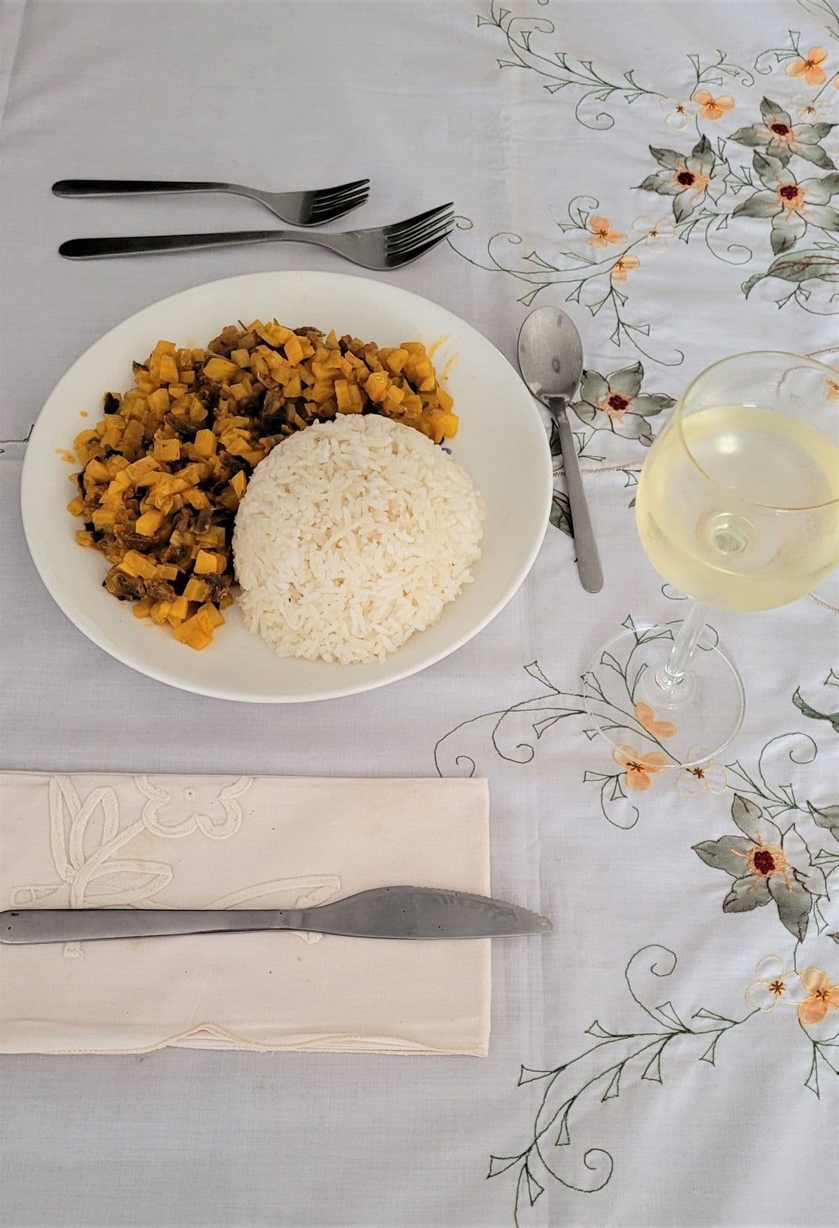 オジュキート・コン・チャルキ（オリュコと干し肉の炒め煮）