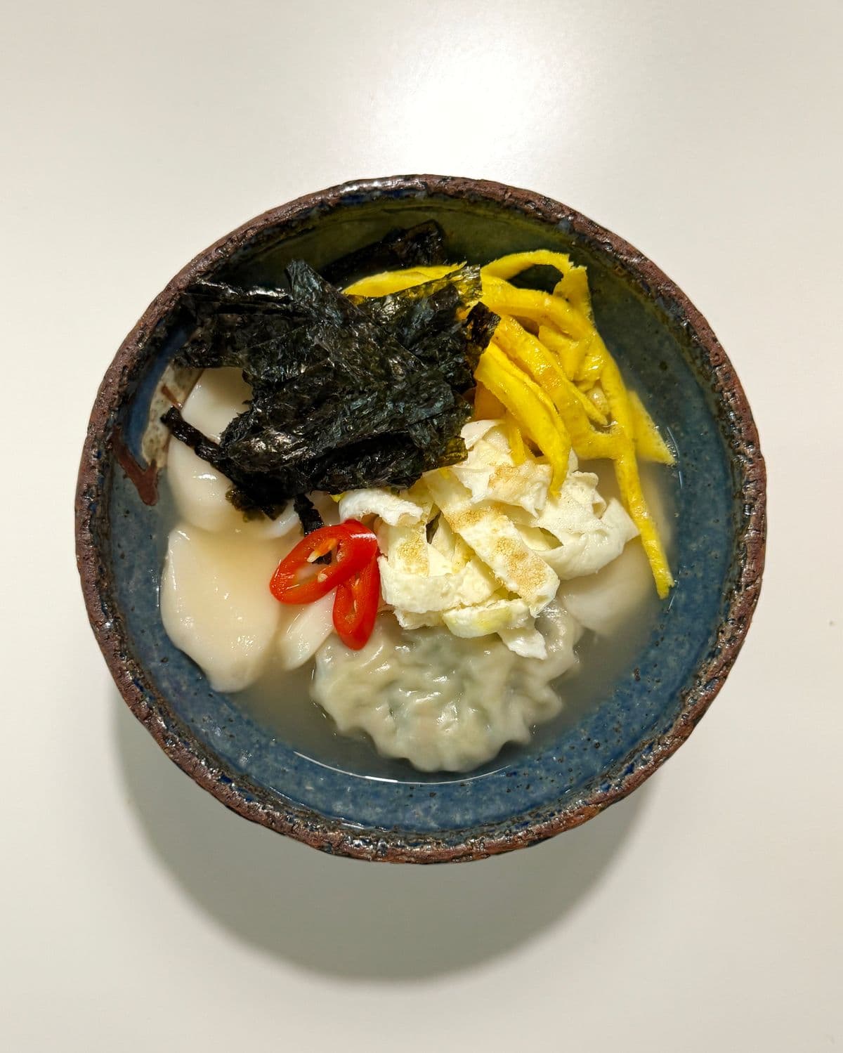 トッマンドゥグク（餅餃子スープ）