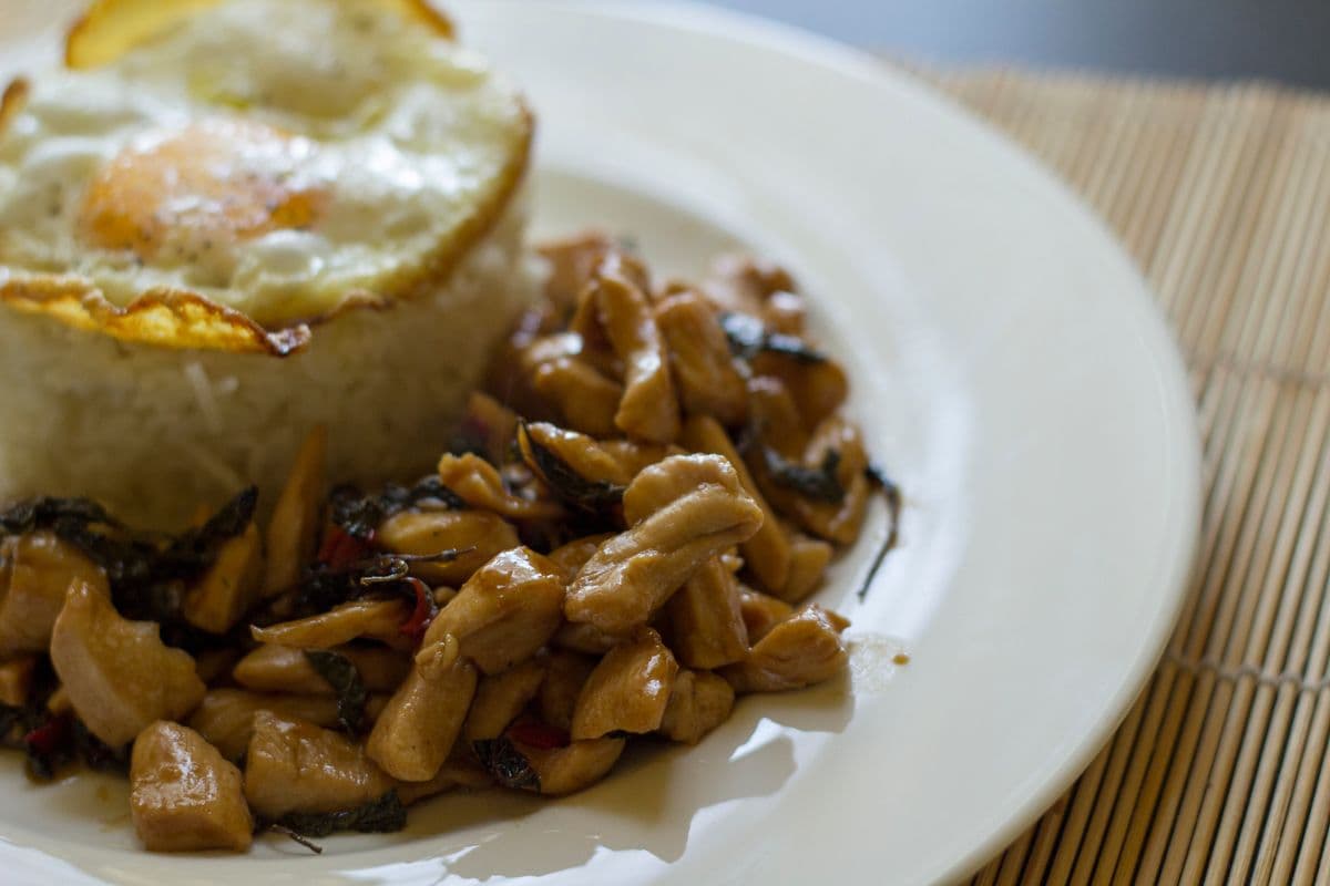 ガパオライス（鶏肉のバジル炒めご飯）