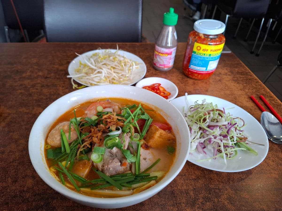 ブン・リエウ（カニとトマトの米麺スープ）