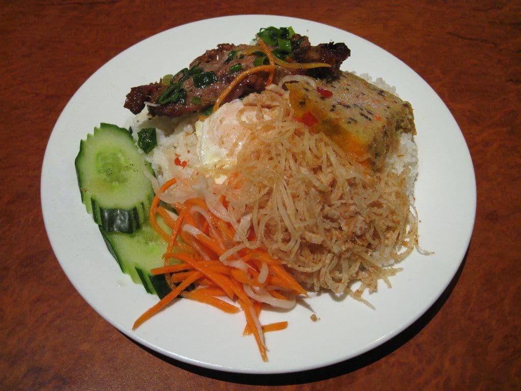 コム・タム（砕き米の豚肉プレート）