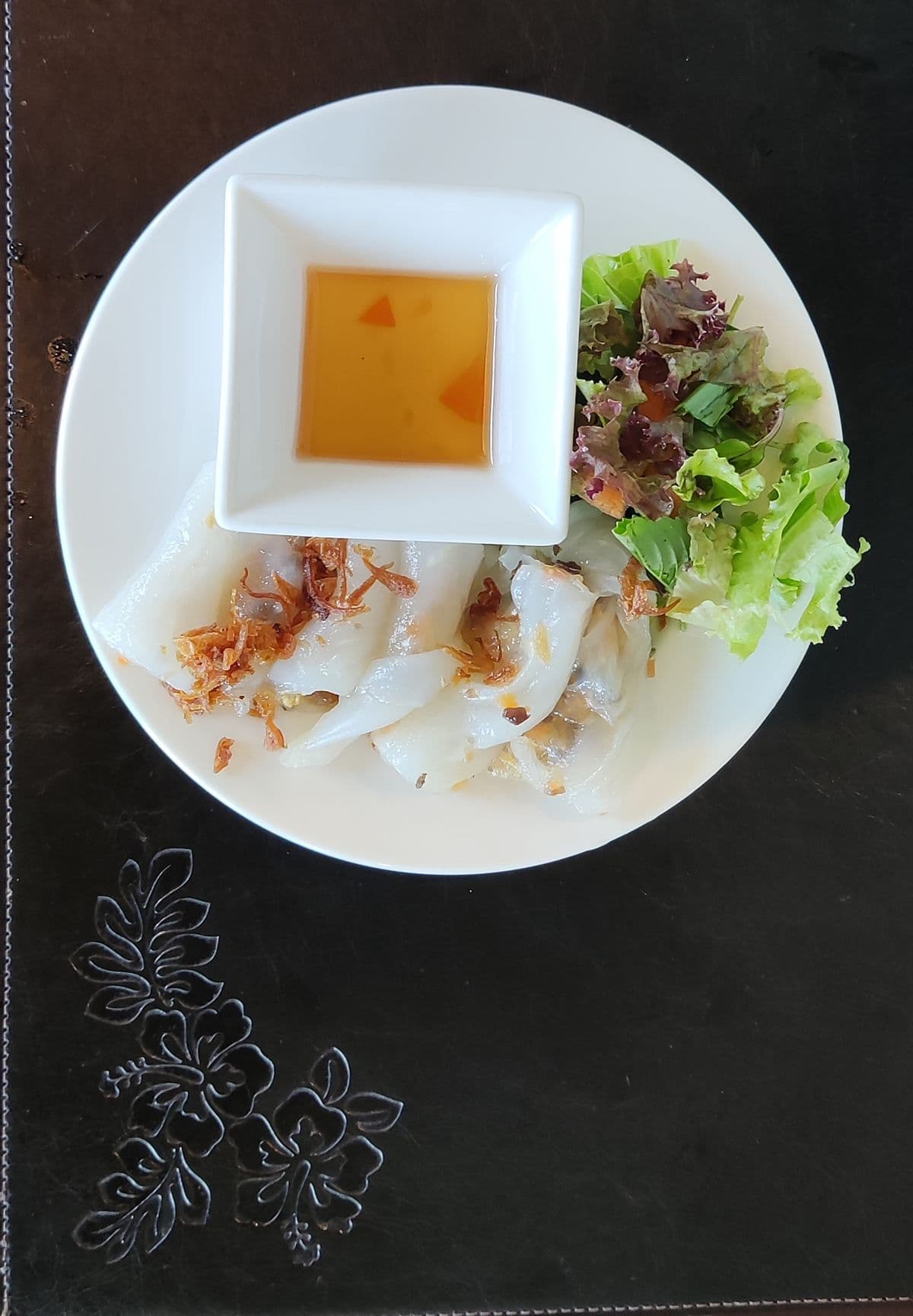 バイン・クオン（蒸し春巻き）