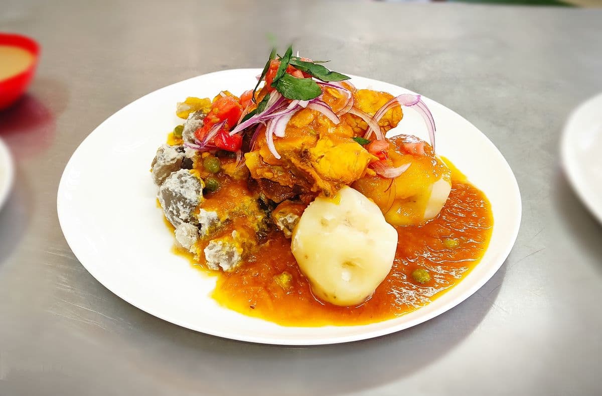 サフタ・デ・ポヨ(鶏肉の黄唐辛子シチュー)